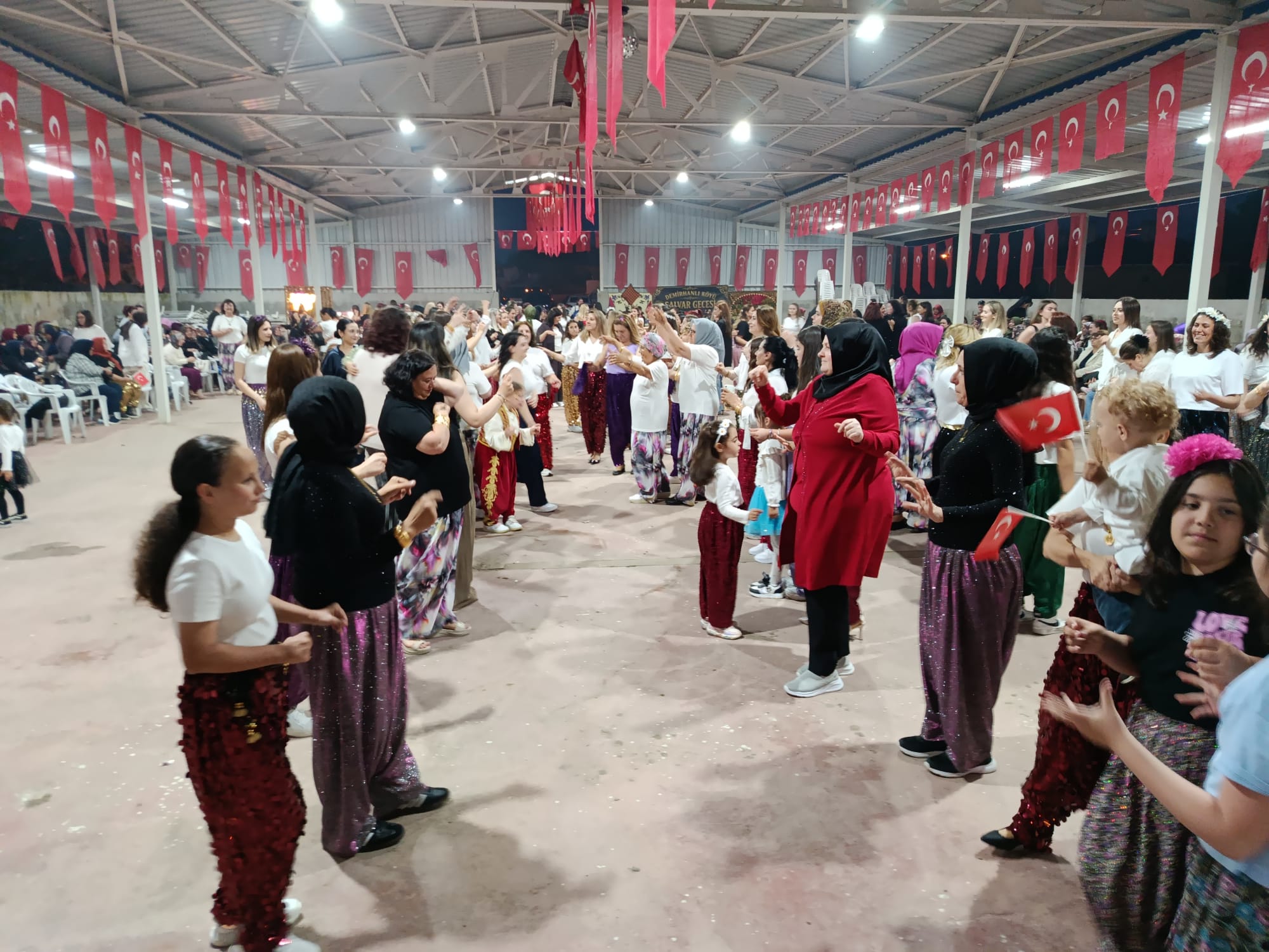 Edirne merkeze bağlı Demirhanlı köyü, sıra dışı ve renkli bir eğlenceye ev sahipliği yaptı.